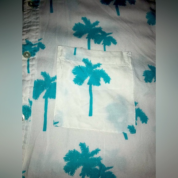 WESC Oden Palm Mens Button Up Shirt. Size Large. Excellent Condition. - Picture 4 of 5